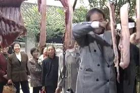 猪肉摊老板太贼了，让客人自己动手，活少钱多还省心！视频封面