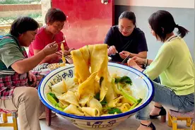 从地里忙碌回来，天天奶奶给大家做油泼宽面，光滑劲道又美味！