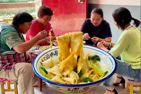 从地里忙碌回来，天天奶奶给大家做油泼宽面，光滑劲道又美味！