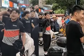 顺丰小哥辛苦挣钱却撞见女友出轨，平台给予500元委屈奖视频封面