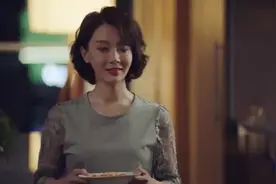 小伙洗完澡故意秀肌肉，富婆心跳加速被当场拿下，这下好看了视频封面