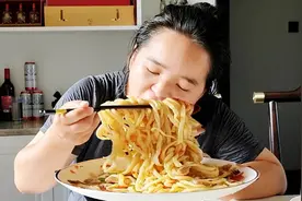 一瓶酸辣椒拌手工面，酸辣爽口，有嚼劲，做法简单又好吃