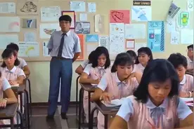 男老师教生理课，女学生故意提问，男老师羞了不好意思回答