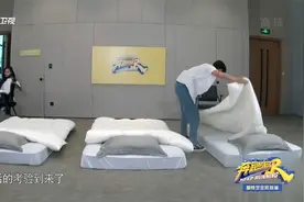 蔡徐坤表演一秒钻被窝，在一旁的baby看傻了，这样都可以