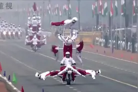 印度最奇葩一次阅兵，新招式爆笑来袭，莫迪看到后两眼一黑！视频封面