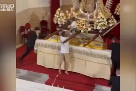 西班牙父亲将孩子放教堂神像旁祈祷 被工作人员拦下后跪地流泪视频封面
