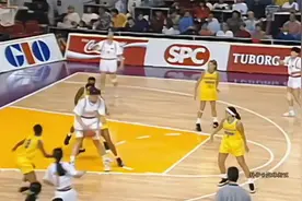 太欺负人了！女篮第一中锋郑海霞打球有恐怖？简直就是大人打小孩