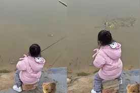 女孩坐河边漫不经心甩鱼竿，一顿操作后大鱼上钩，拉上来惊讶！视频封面