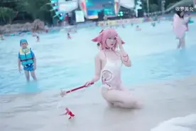 两位泳装小姐姐cos，让你度过炎炎夏日！视频封面