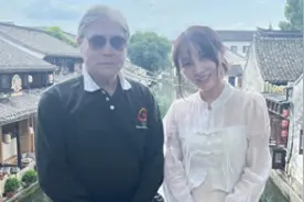 霍启刚父亲霍震霆绍兴游玩，身价百亿却出行低调，合影被夸年轻视频封面