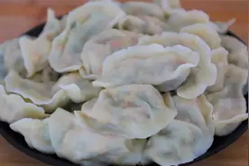 西葫芦包饺子，出锅没想到这么好吃，教你调馅方法，一口一个真香