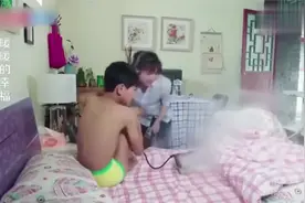 弟弟不肯起床，锦绣发现猫腻，掀开被子一看吓一跳视频封面