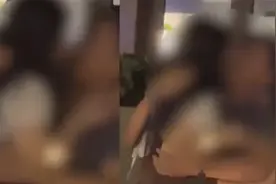 情侣在咖啡店当众亲热画面辣眼，被店家请离反手给差评，店家回应视频封面