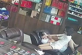 监控拍下的一对情侣的亲密瞬间，甜蜜又紧张！视频封面