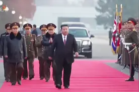 中文字幕！朝鲜武装展览会 金正恩霸气出场：目光如炬 将军们跟随视频封面