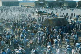 斯皮尔伯格抗日电影，日军悍然轰炸上海，数万人关进闸北集中营！