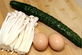 黄瓜搭配海鲜菇，再加2个鸡蛋，分享美味黄瓜汤做法，解腻又好喝