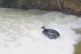 男孩趴在游泳圈上顺流而下，被急流吞没，此时应如何正确自救？视频封面