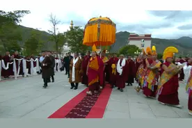 班禅额尔德尼•确吉杰布在佛协西藏分会日常履职并开展佛事活动视频封面