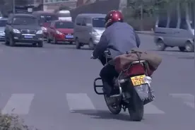 摩托车手骑车带着血淋淋的麻袋，马路上飞奔，交警报警视频封面