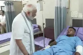 莫迪前往医院看望印度空难中唯一幸存者 还视察了坠机现场的情况视频封面