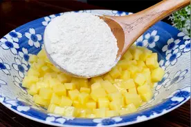 把面粉倒入土豆里，出锅瞬间变美食，小时候的味道，太香了