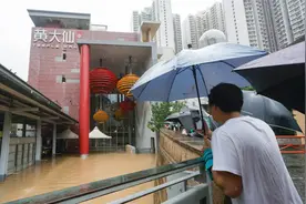 香港一大型商场地下全层被泥水淹没 台凳杂物水中漂,大批街坊围观视频封面