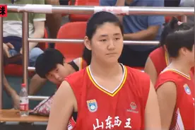 女篮未来之星？年龄15岁，身高已达2.26米，女姚明张子宇！视频封面