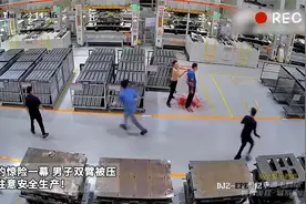 监控下的惊险一幕 男子双臂被压 一定要注意安全生产！