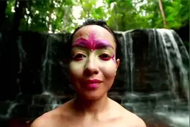 非洲沃达贝部落，女人可以拥有多名丈夫，男人浓妆艳抹才有人要