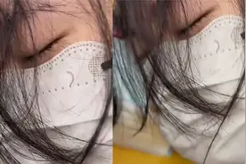 女同学趴桌子上休息，调皮男生悄悄掰开她眼睛，下秒对视后太尴尬视频封面