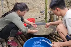 捕鱼啦！简单生活，夫妻俩一起收获池塘鱼，快乐就是这么简单！视频封面