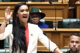 毛利战舞也疯狂！新西兰女议员等级表演引爆网络！视频封面