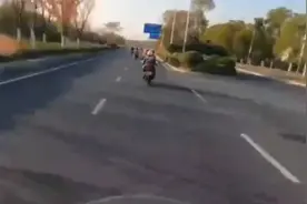 轿车故意别摩托车发生事故 (1)视频封面