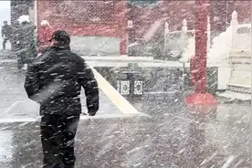 气温降至0.3℃!国庆首日山西大同突降大雪,观景游客纷纷"白了头"视频封面