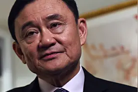 流亡海外15年后，泰国前总理他信返回泰国视频封面