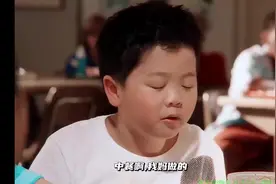 华裔男孩转到新学校，吃中餐被同学嘲笑！#影视#电影视频封面