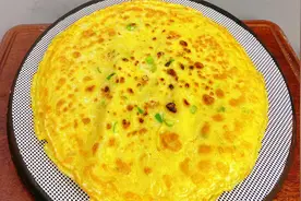 鸡蛋煎饼，一碗面粉加3个鸡蛋，营养美味，孩子点名吃