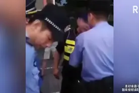 民警执法城管却态度嚣张被制服后还不服气视频封面