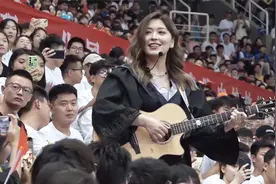 毕业典礼上，女孩唱响老歌《那些年》感动全场，致我们逝去的青春视频封面