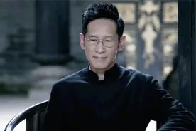 破冰：警车大摇大摆进入塔寨，用横幅打消马仔怀疑，太神了