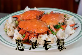 葱油石蟹原汁原味的鲜清蒸螃蟹还鲜香，很简单蒸一下泼个热油即可