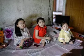 重庆夫妻连生3个瓷娃娃女儿，个个嫁不出去，不离不弃照顾30多年视频封面