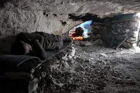 流浪汉带着流浪狗无家可归，暴风雪说来就来，干脆用大火烧穿山体视频封面