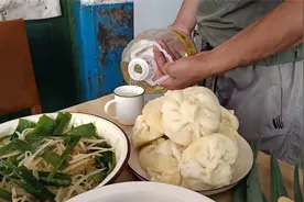 东北老爸卖废品，易拉罐一毛钱一个，拿完钱回家吃饭，这酒没白喝视频封面