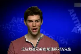 不同国家男模都在这！为吸引女孩注意，猛男集体做引体向上视频封面