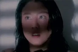 变态杀手追杀女主人，女主人躲进自家泳池，才躲过去了！视频封面