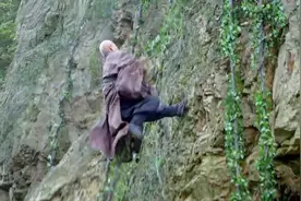 侠客行：贝海石轻功了得，轻松爬上了摩天崖，见到昔日恩师惊呆了