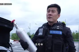 短剧：张浩开车出去送温暖，董叔收费站带枪送行