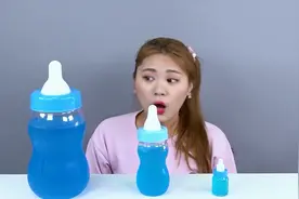 瓶子糖果果冻美食挑战！小小的瓶子里装着各种美食糖果，好神奇！视频封面